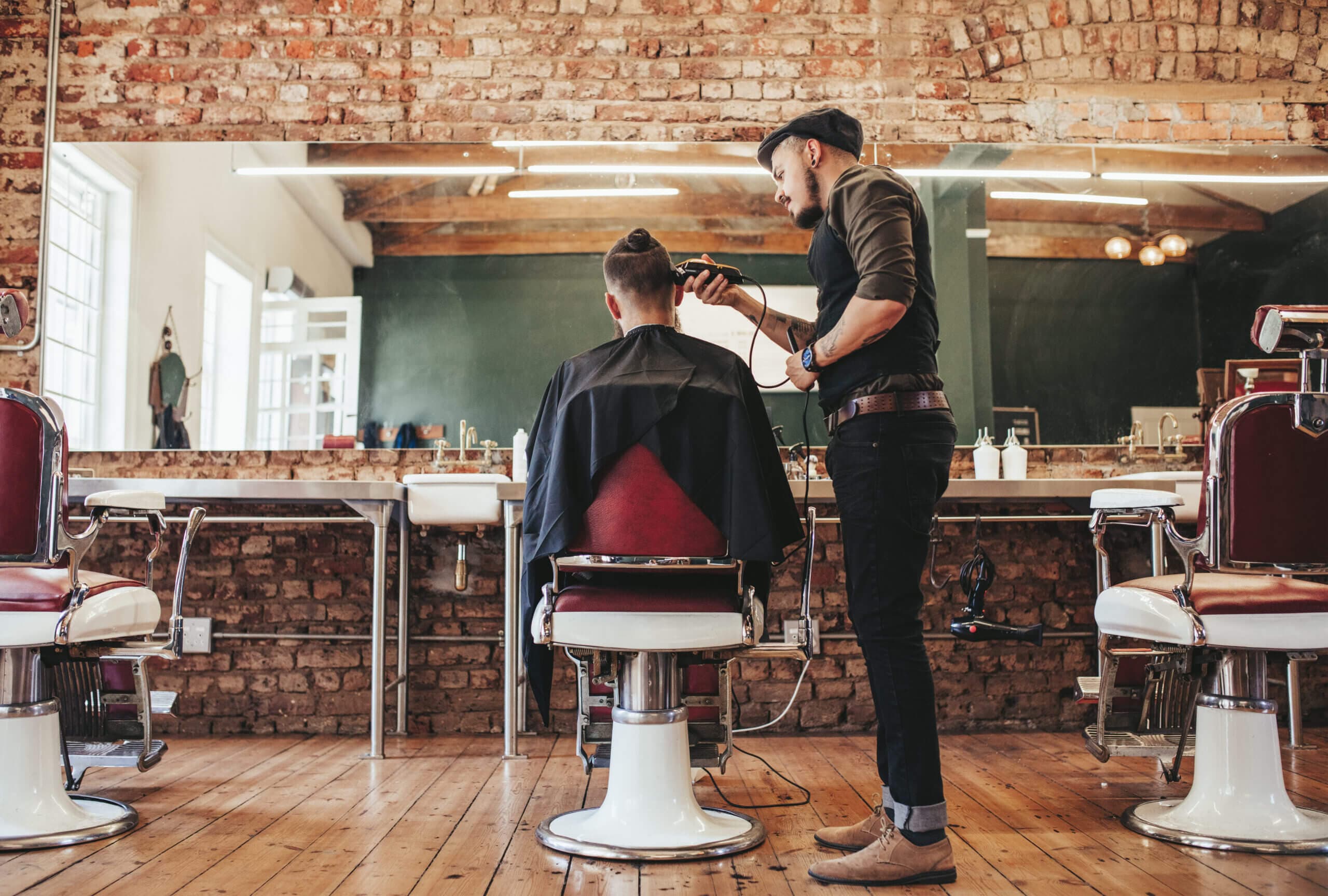 Salon de coiffure avec clients
