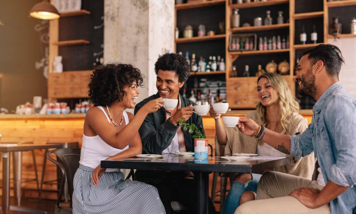 Clients dans un restaurant avec un éclairage chaleureux