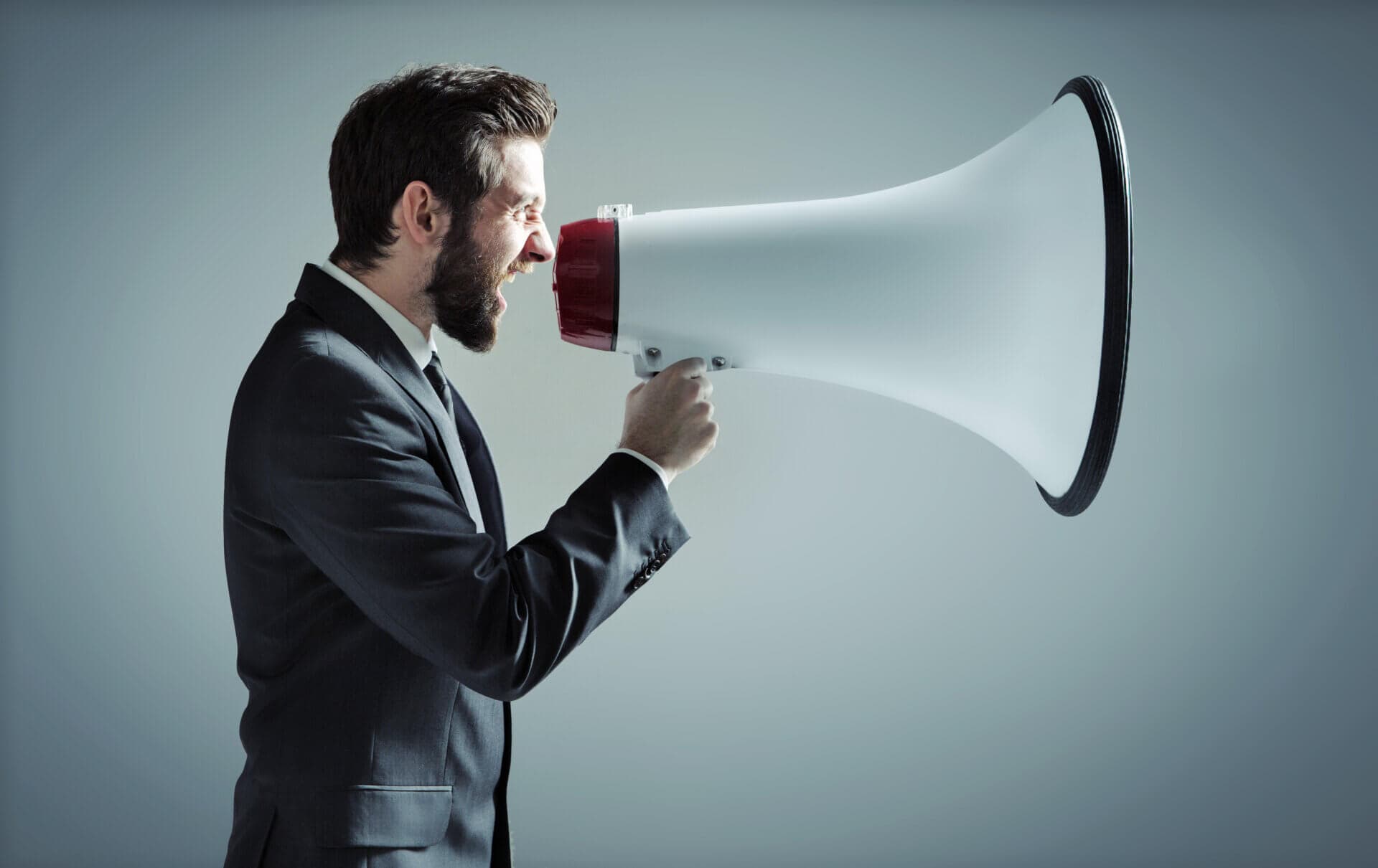 Homme avec un mégaphone